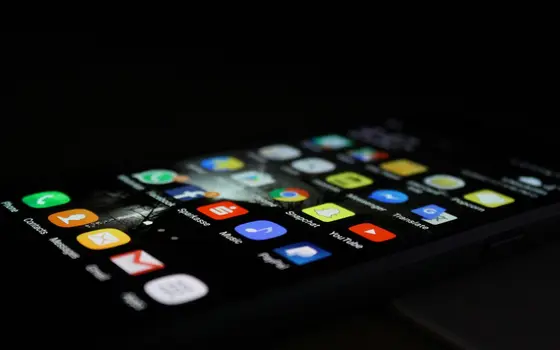 Telefon z ikonami aplikacji na ciemnym stole
