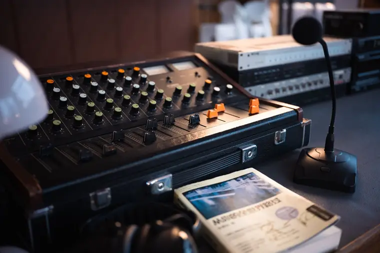Mikser audio i mikrofon na stanowisku realizatora