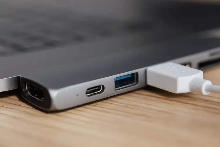 Porty USB i HDMI w obudowie laptopa