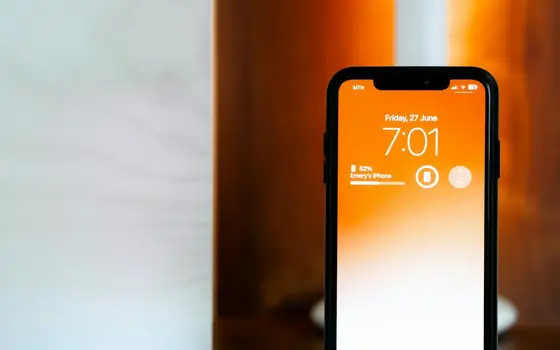 Telefon z ekranem w pomarańczowym, rozgrzanym świetle