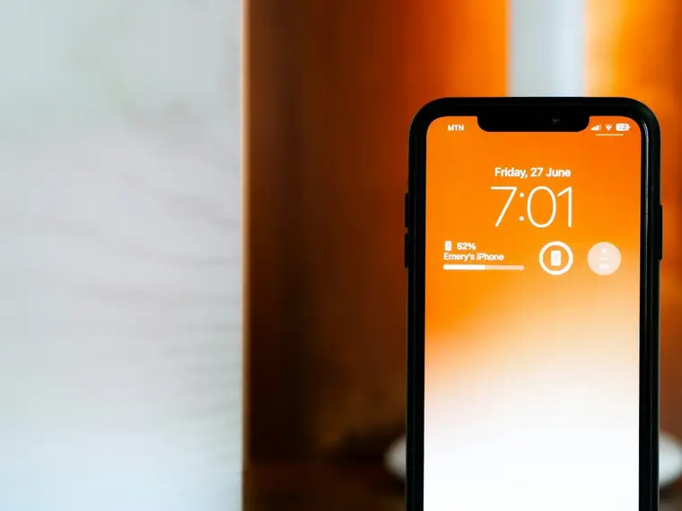 Telefon z ekranem w pomarańczowym, rozgrzanym świetle